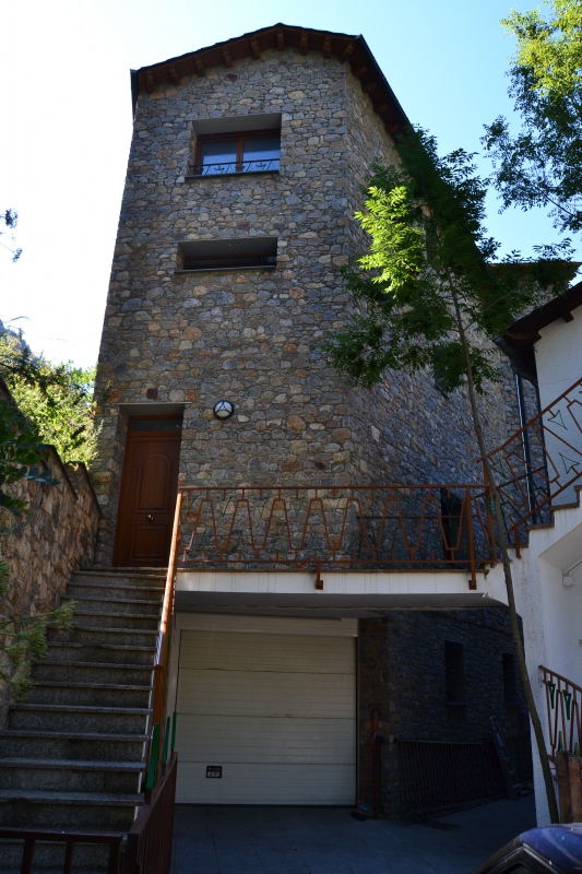 ES VENEN DOS EDIFICIS A MERITXELL, CANILLO.