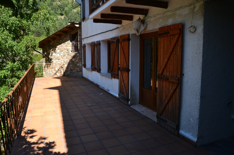 ES VENEN DOS EDIFICIS A MERITXELL, CANILLO.