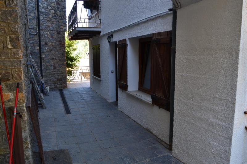 ES VENEN DOS EDIFICIS A MERITXELL, CANILLO.