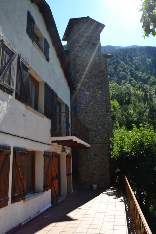 ES VENEN DOS EDIFICIS A MERITXELL, CANILLO.