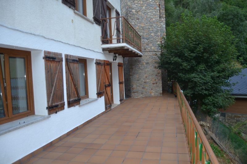 ES VENEN DOS EDIFICIS A MERITXELL, CANILLO.