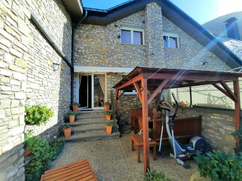 ES VEN CASA ADOSSADA A ESCALDES, URBANITZACIÓ LA PLANA