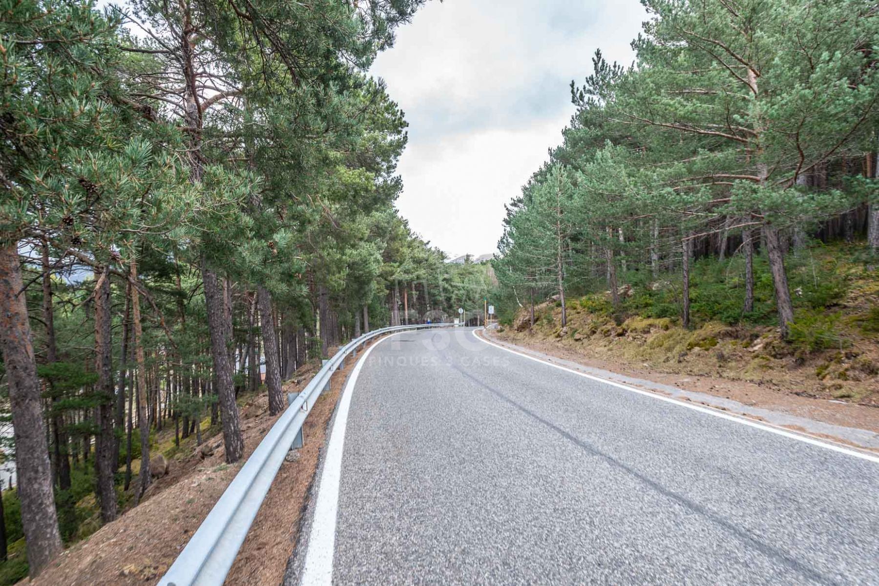 Situat en una zona residencial a la sortida de Jub