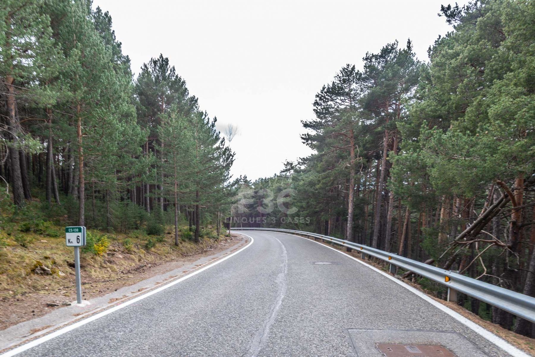 Situat en una zona residencial a la sortida de Jub