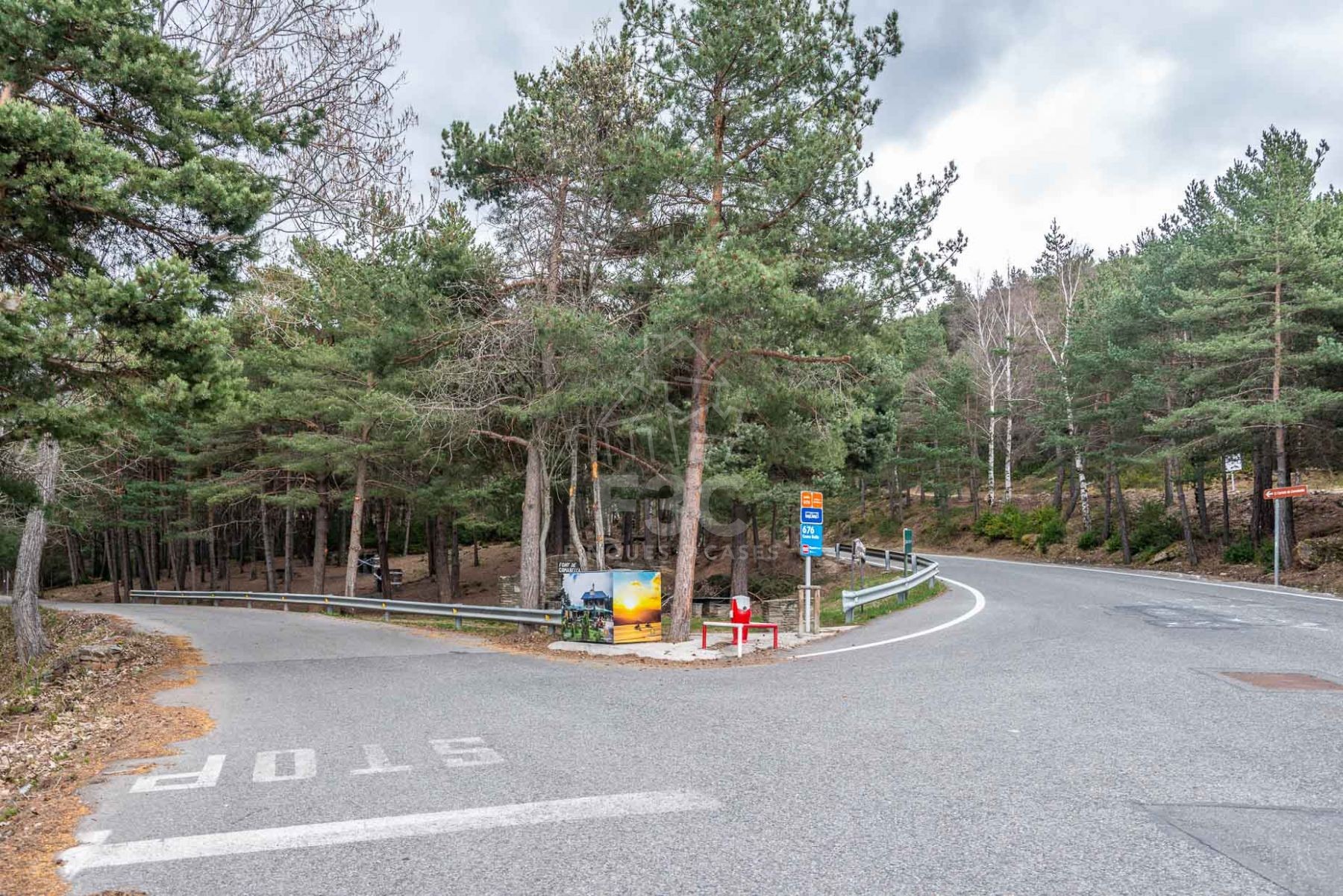 Situat en una zona residencial a la sortida de Jub