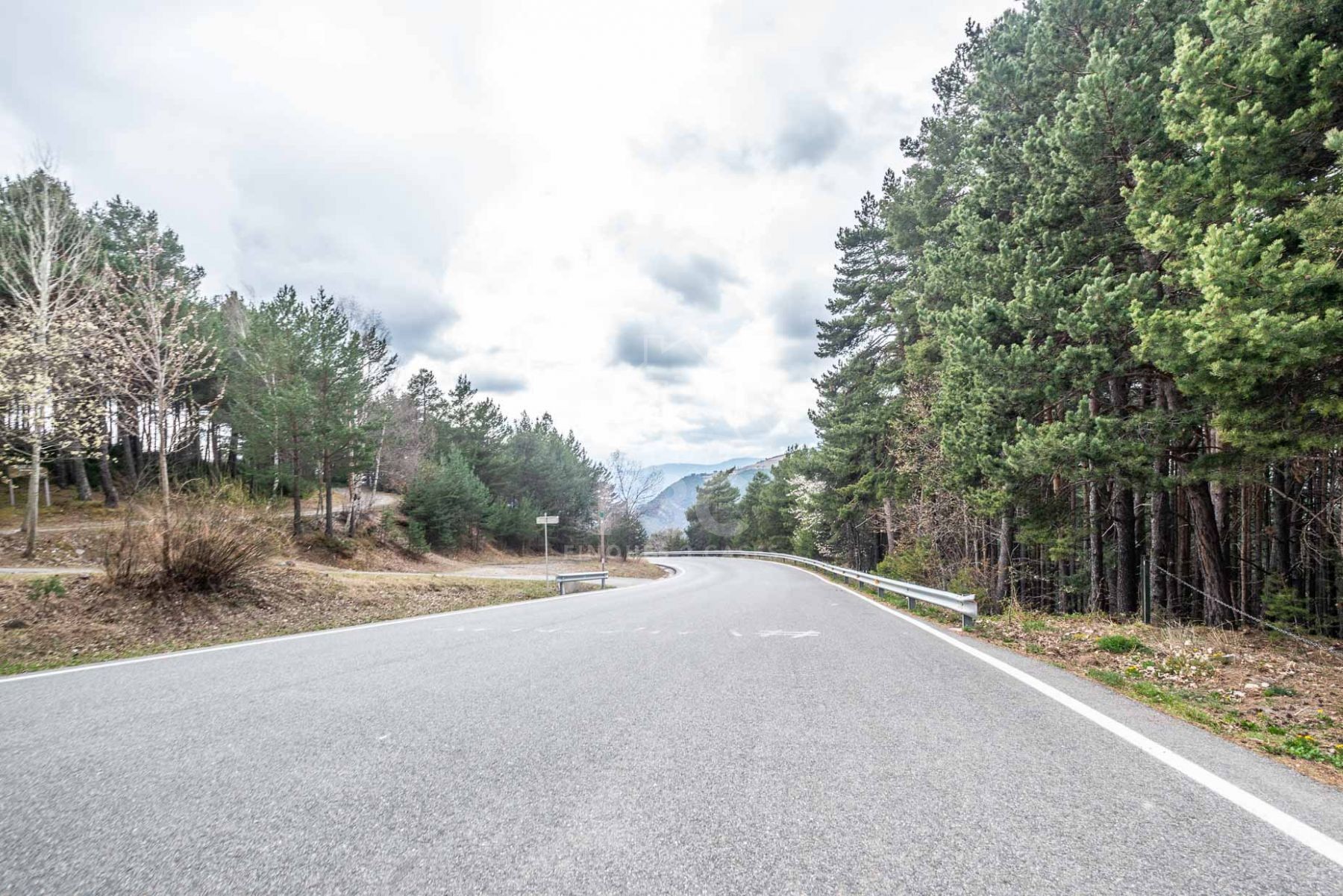 Situat en una zona residencial a la sortida de Jub