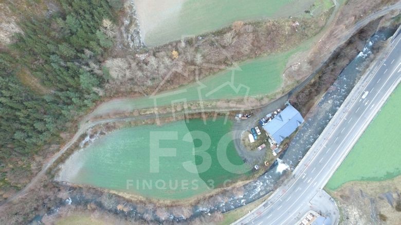 Parcel·la d'un total de 605 m2 per comprar, situ