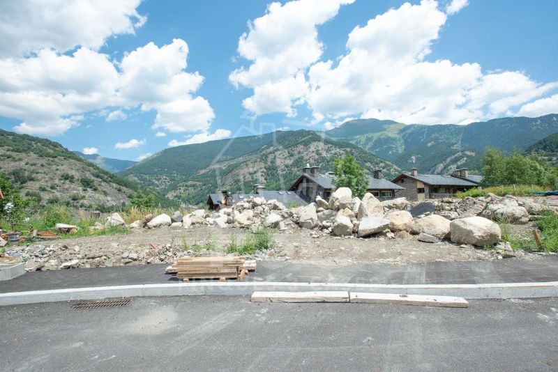 Terreny ubicat a la parròquia d'Ordino, en una z