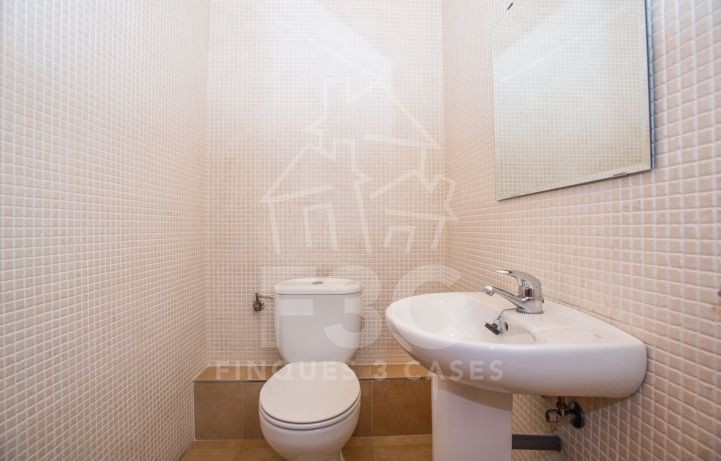 Aquest local comercial en venda s'ubica a Encamp,