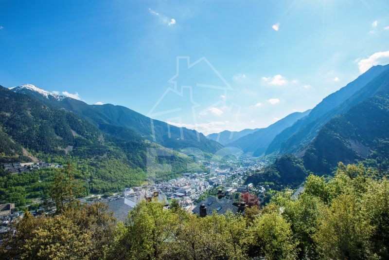 Aquest local comercial en venda s'ubica a Encamp,