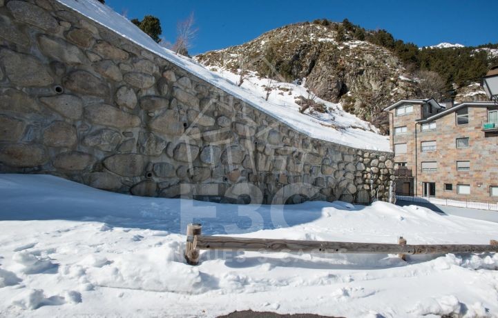 Aquesta fantàstica parcel·la de terreny es troba