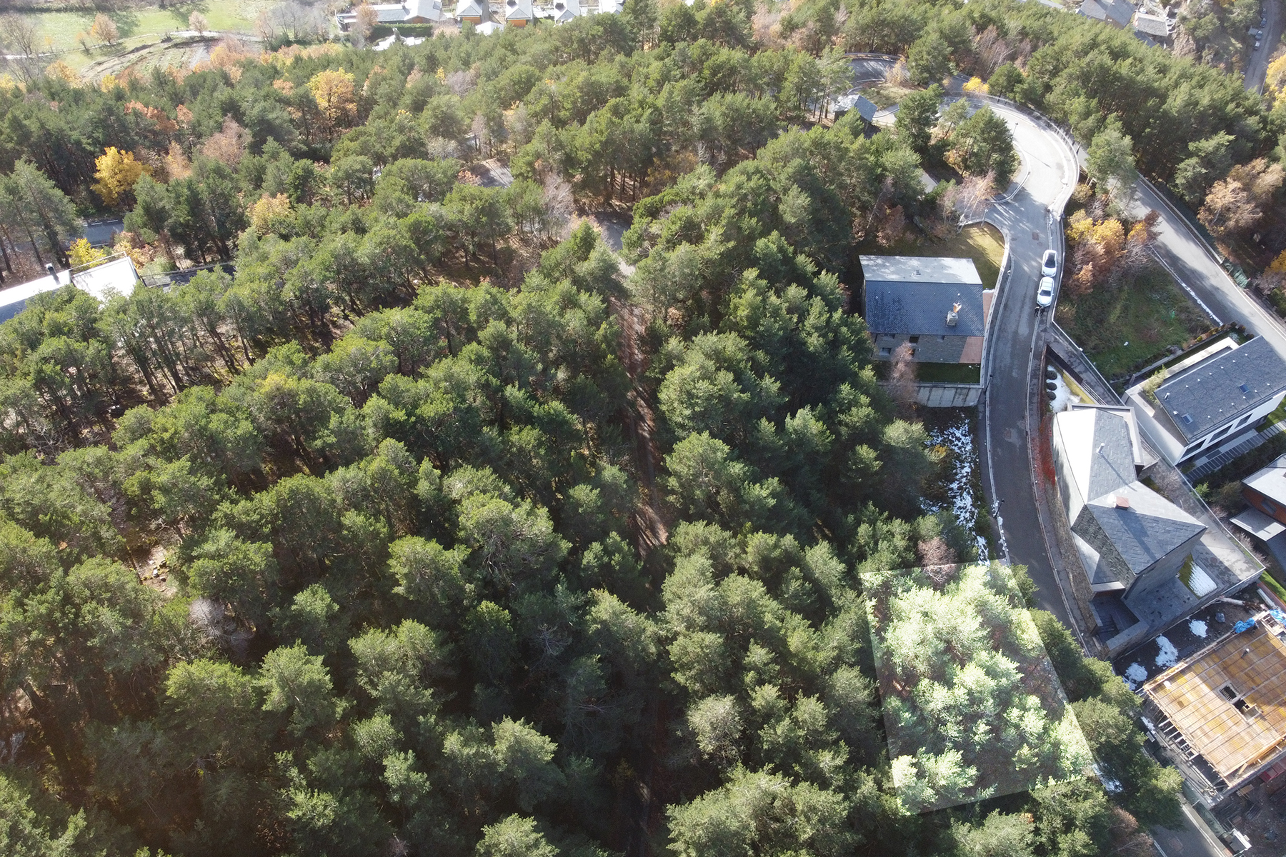 Situat a l'exclusiva urbanització de Plana Morel