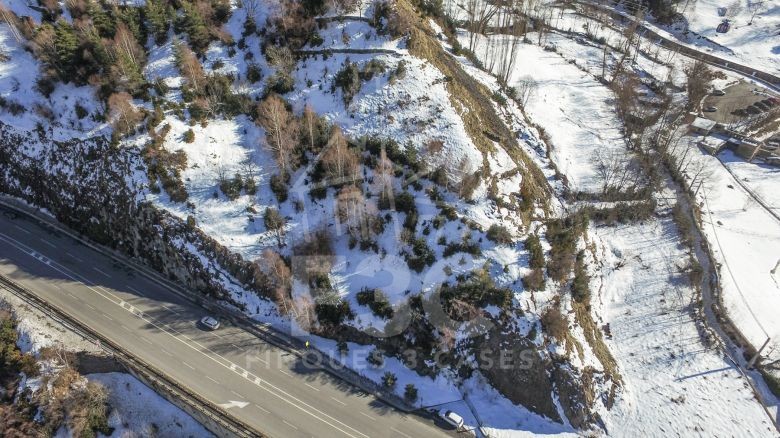 Aquest terreny en venda es troba situat en el cent