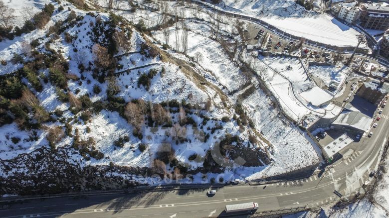 Aquest terreny en venda es troba situat en el cent