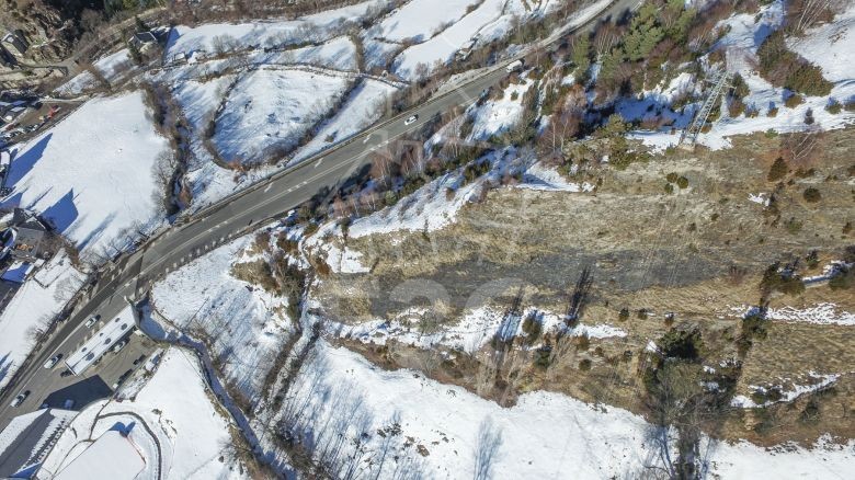 Aquest terreny en venda es troba situat en el cent