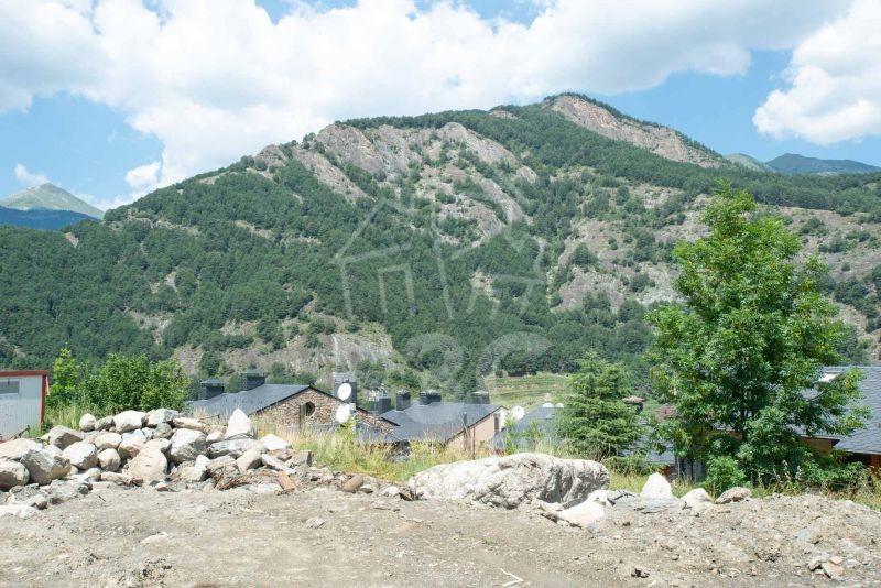 Terreny ubicat a la parròquia d'Ordino, en una z