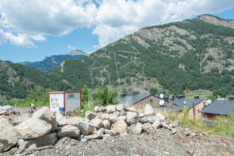 Terreny ubicat a la parròquia d'Ordino, en una z