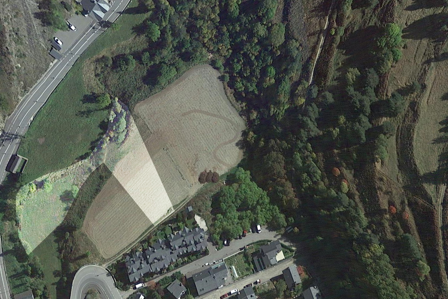 Amb una extensió de 4.556,78 m2, aquest terreny u