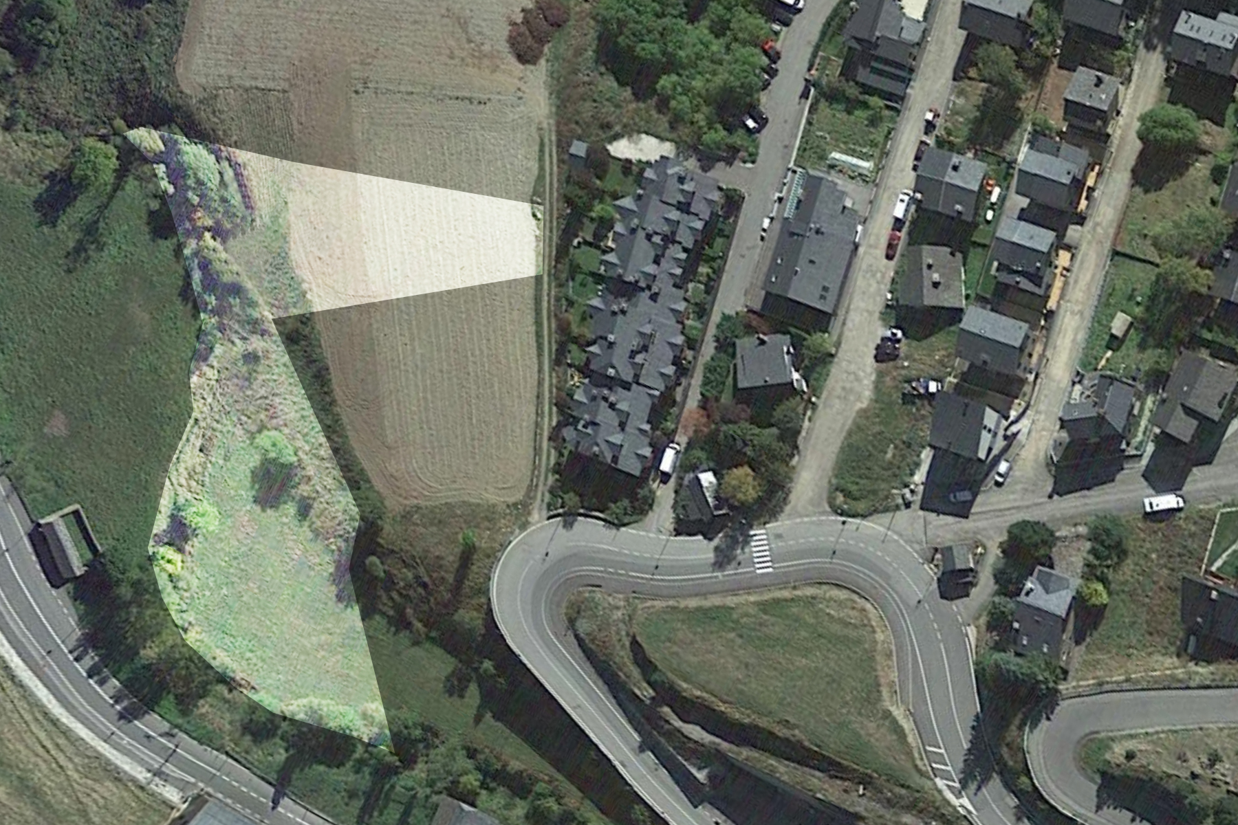 Amb una extensió de 4.556,78 m2, aquest terreny u