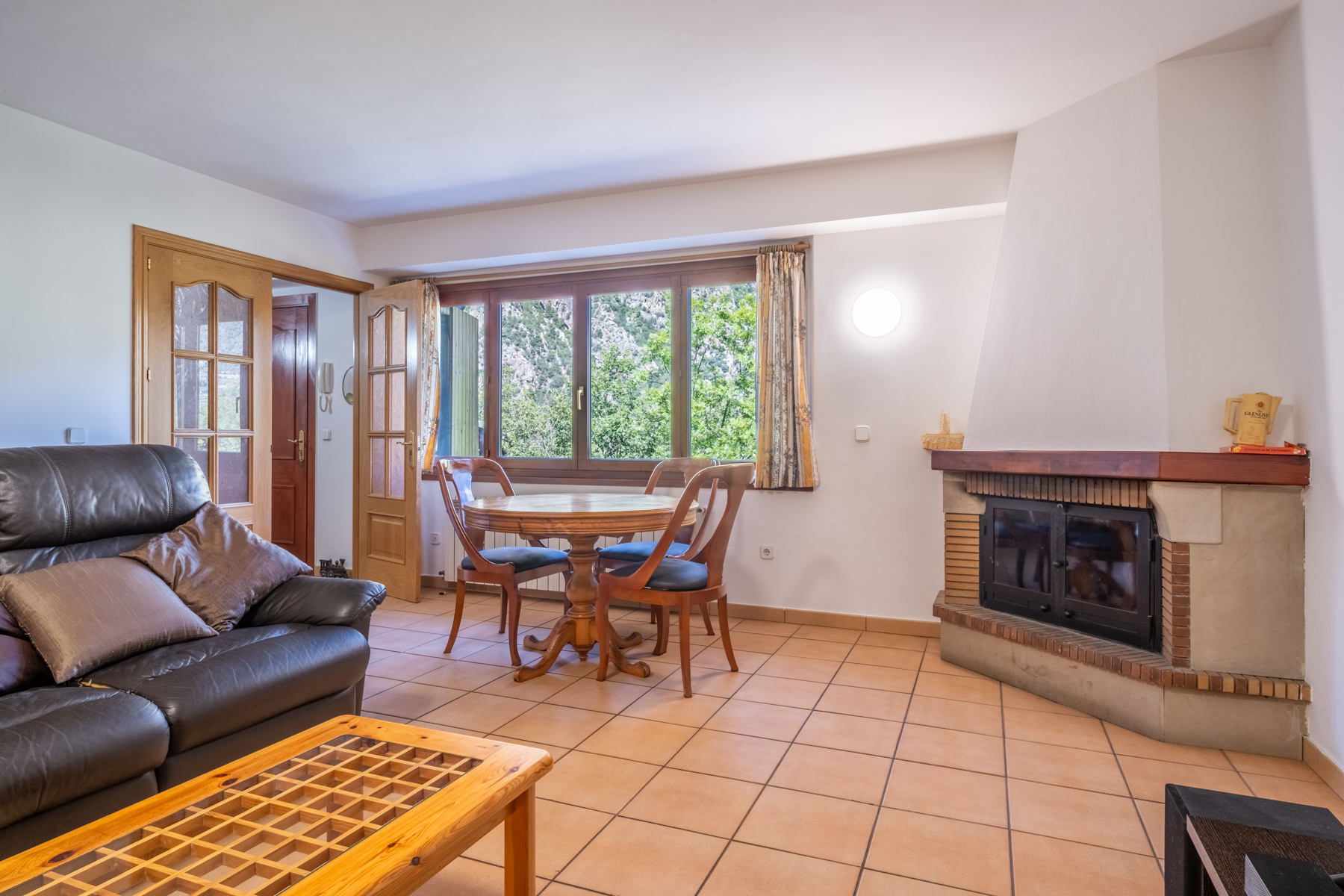 ADOSSADA + JARDÍ + TERRASSA + BOX PER A 3 COTXES 