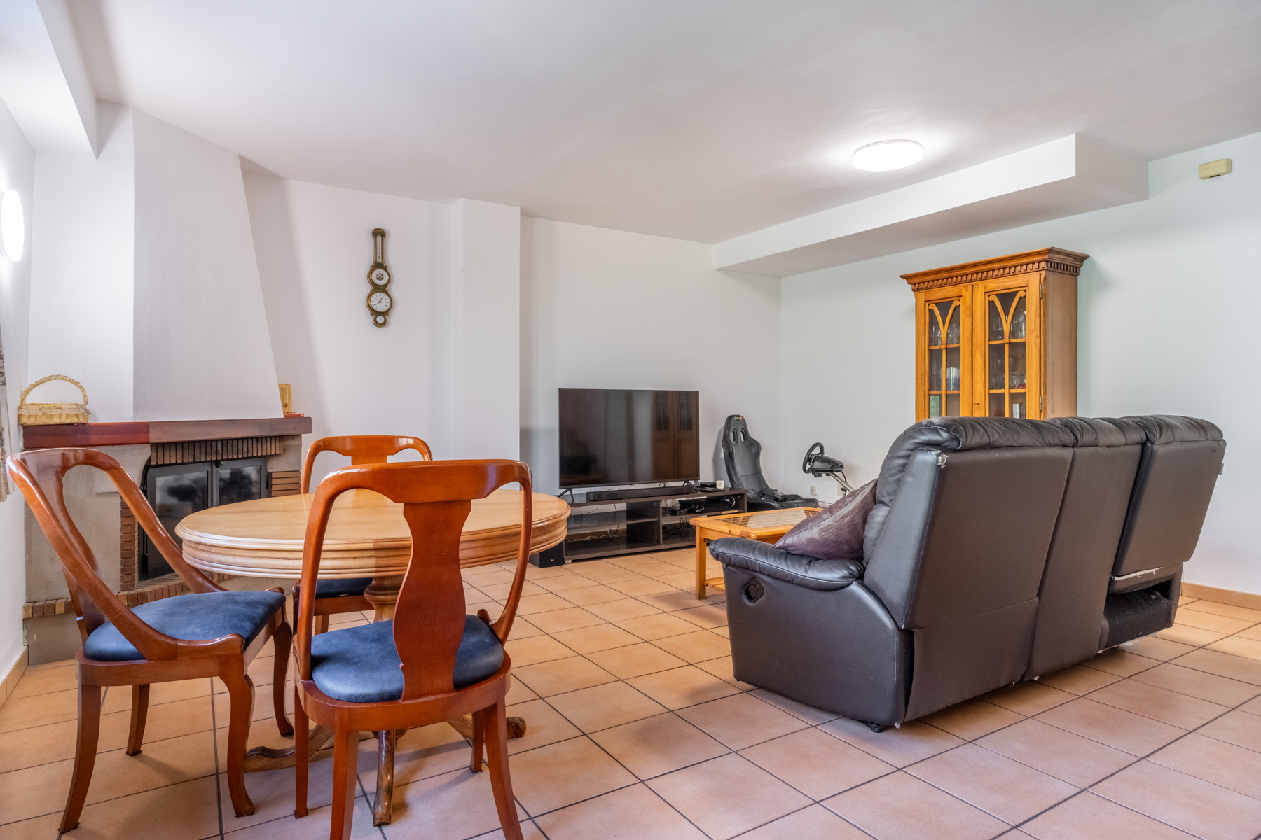 ADOSSADA + JARDÍ + TERRASSA + BOX PER A 3 COTXES 