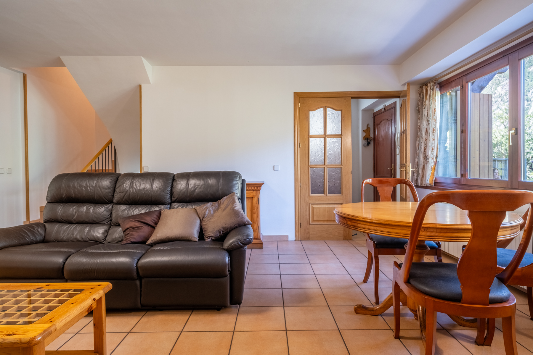 ADOSSADA + JARDÍ + TERRASSA + BOX PER A 3 COTXES 