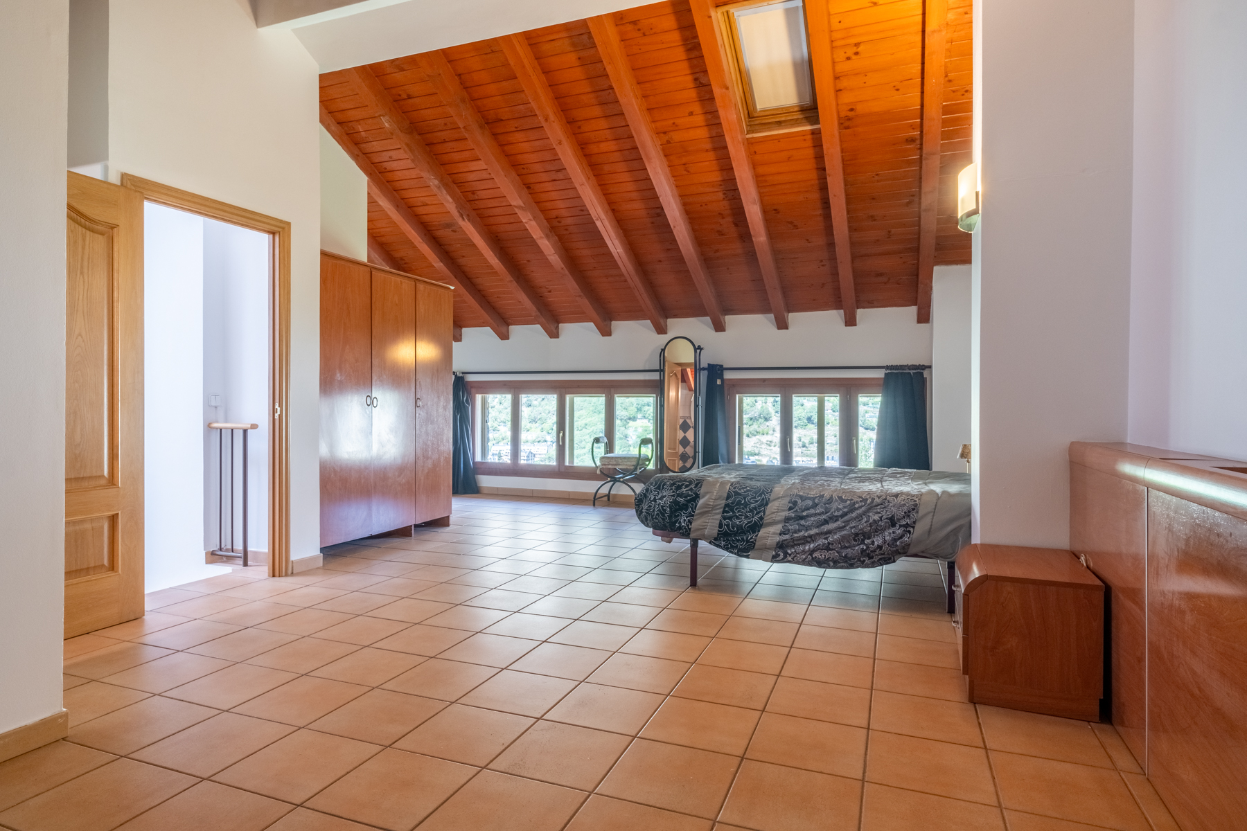 ADOSSADA + JARDÍ + TERRASSA + BOX PER A 3 COTXES 