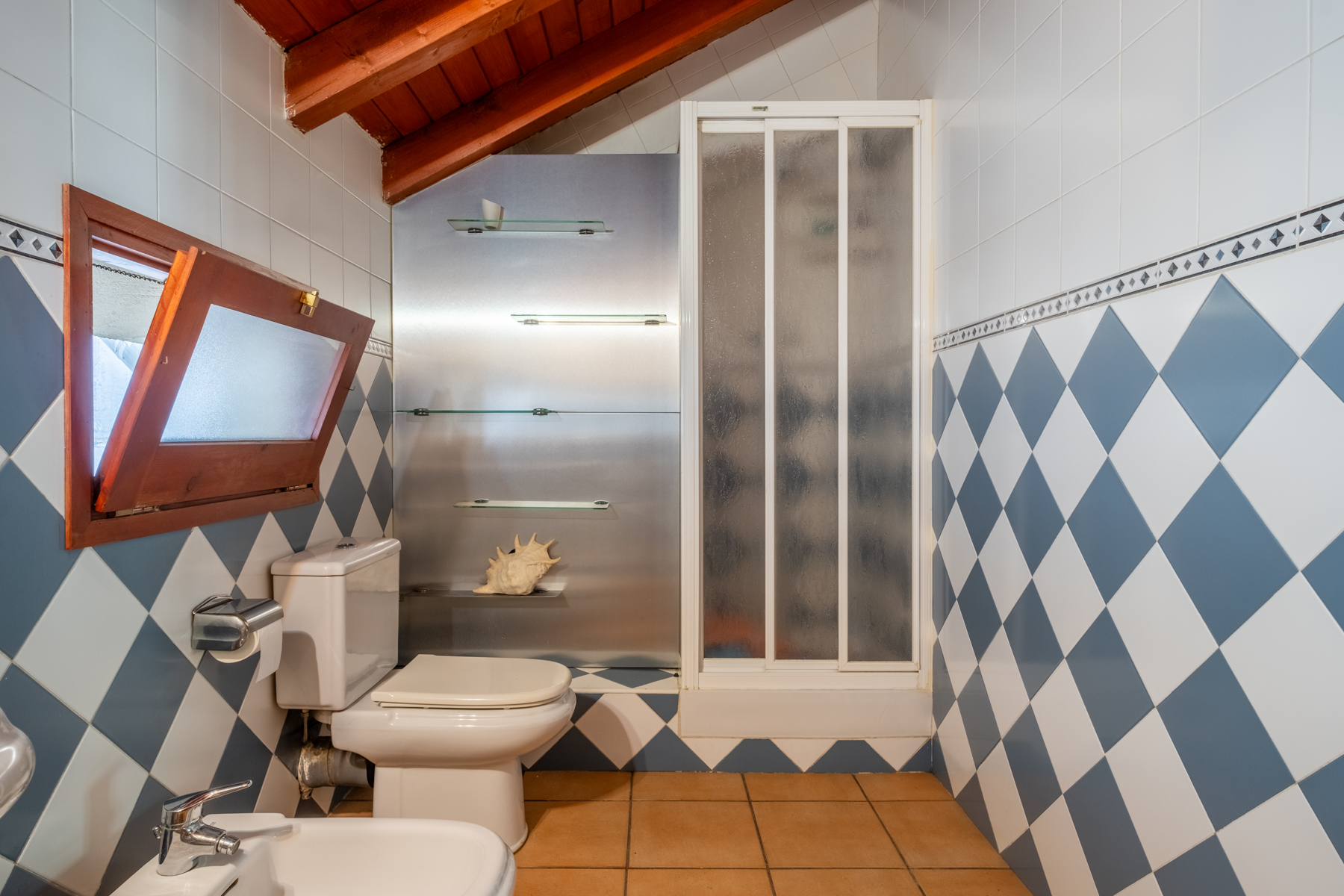 ADOSSADA + JARDÍ + TERRASSA + BOX PER A 3 COTXES 