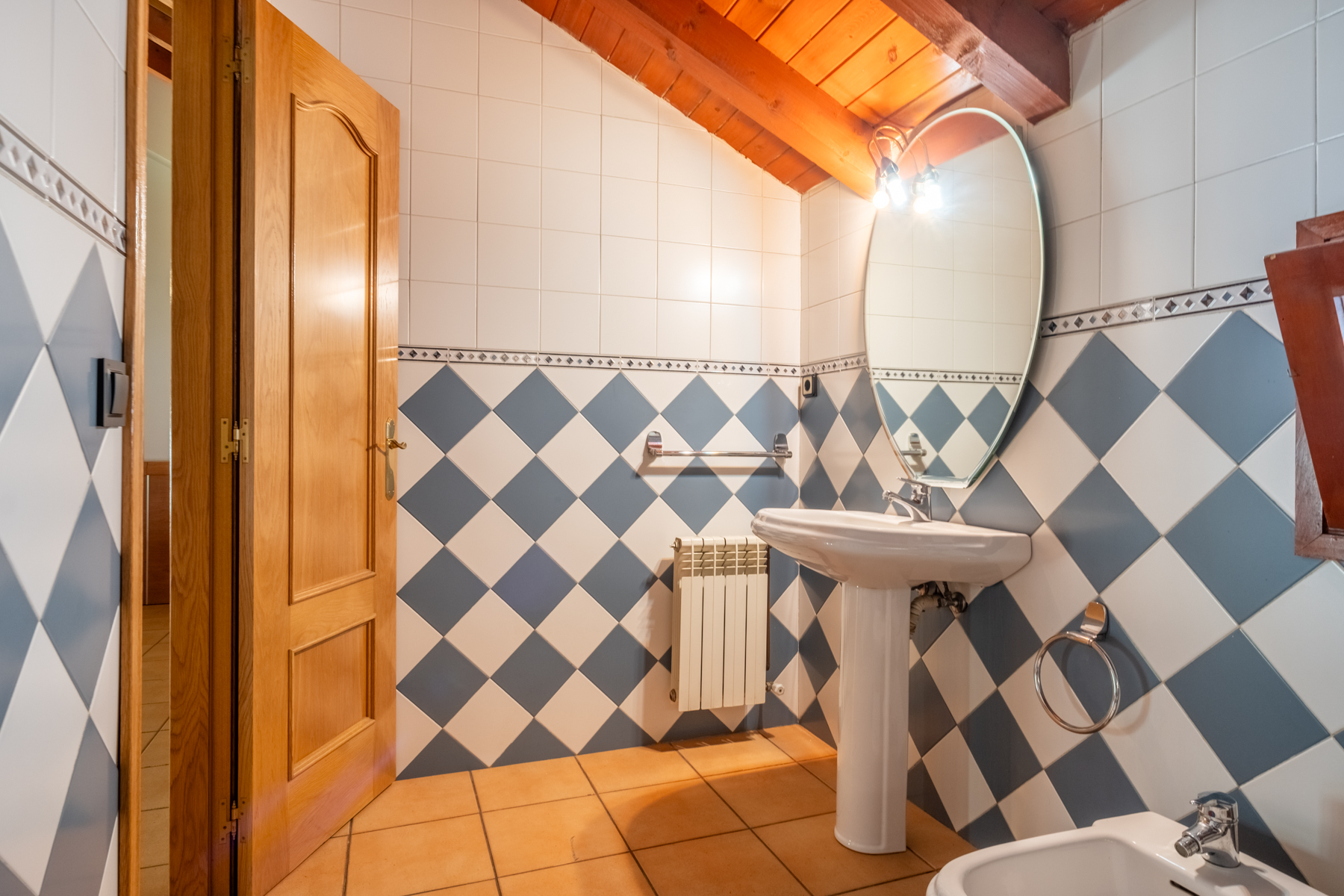 ADOSSADA + JARDÍ + TERRASSA + BOX PER A 3 COTXES 