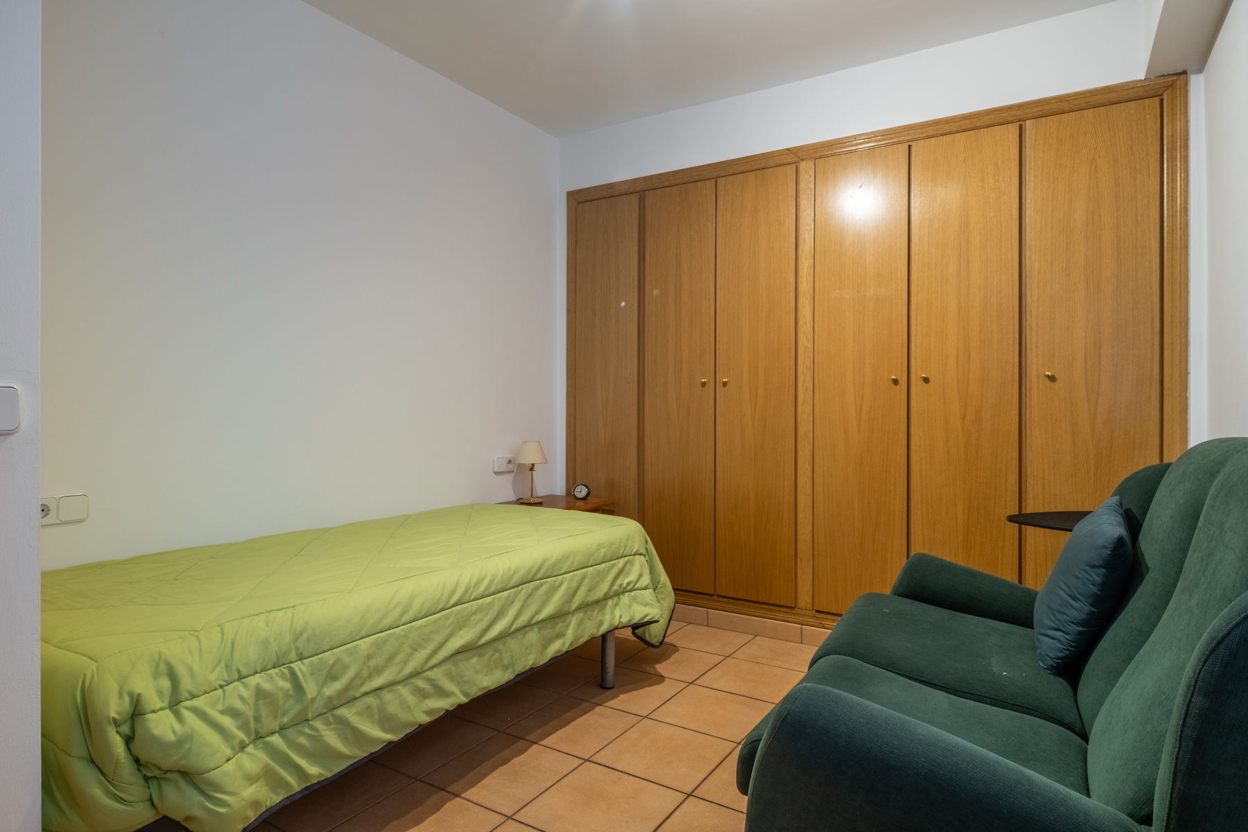 ADOSSADA + JARDÍ + TERRASSA + BOX PER A 3 COTXES 