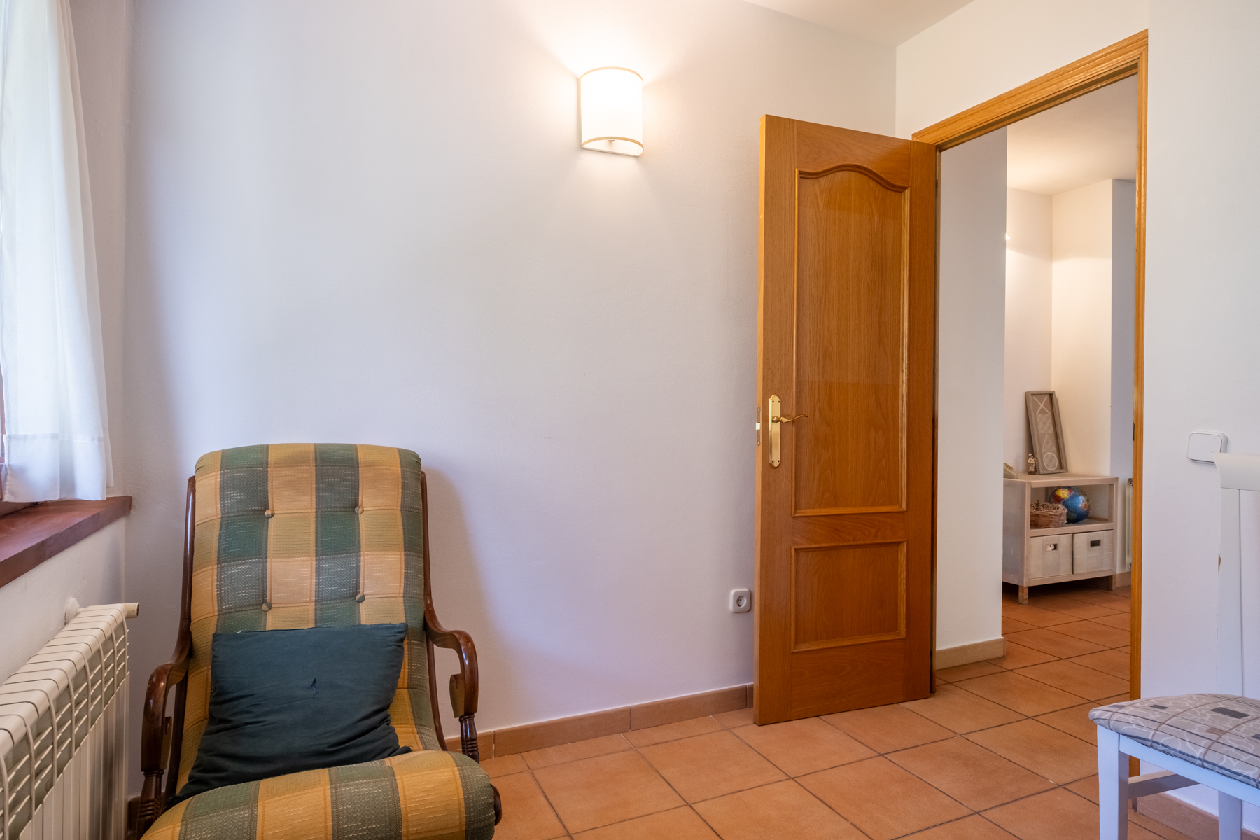 ADOSSADA + JARDÍ + TERRASSA + BOX PER A 3 COTXES 