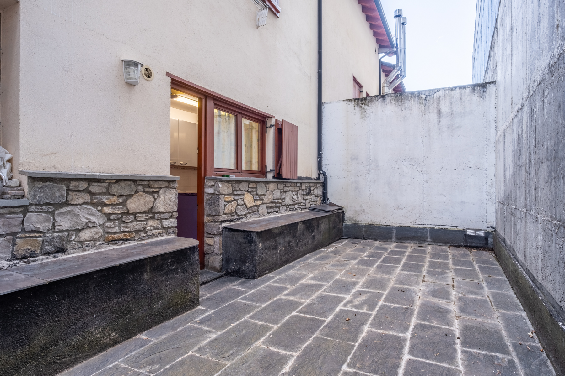 ADOSSADA + JARDÍ + TERRASSA + BOX PER A 3 COTXES 