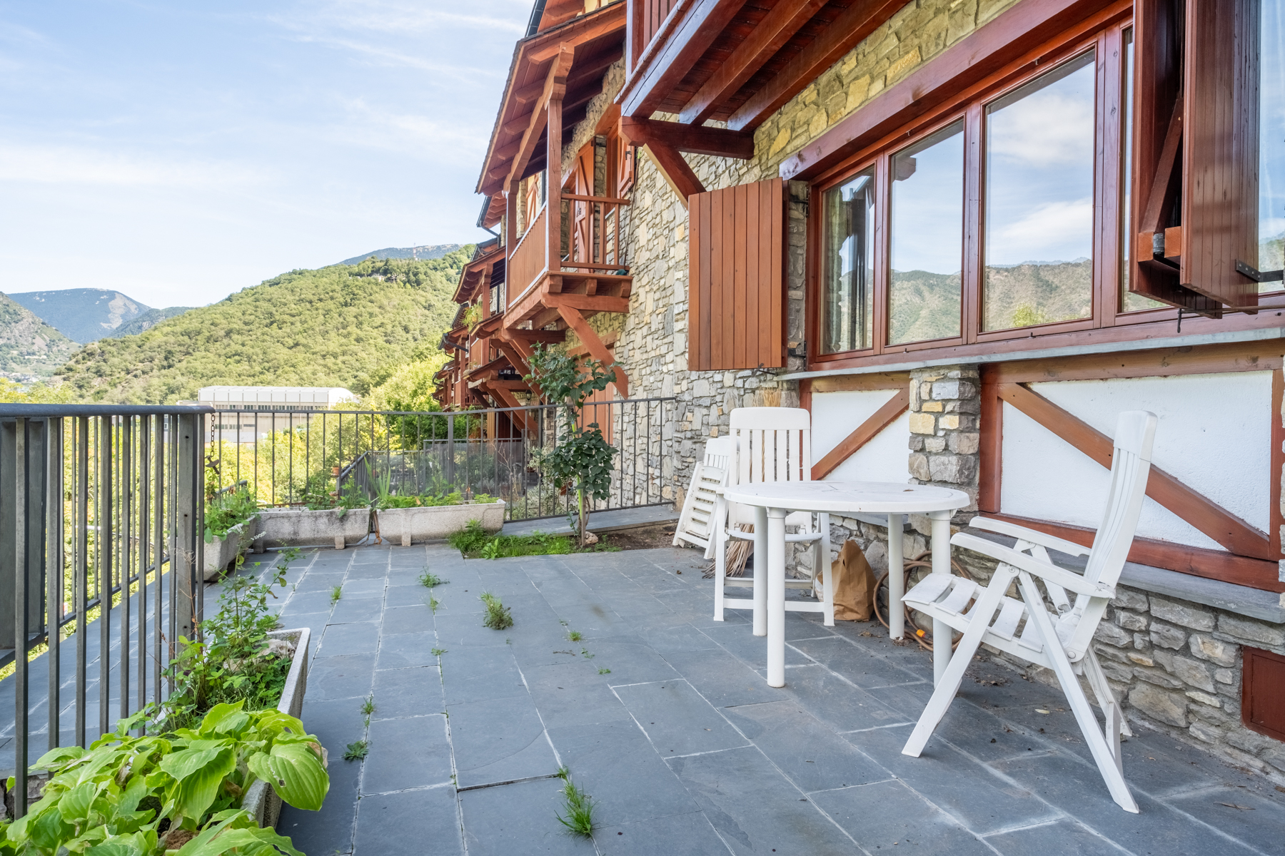 ADOSSADA + JARDÍ + TERRASSA + BOX PER A 3 COTXES 