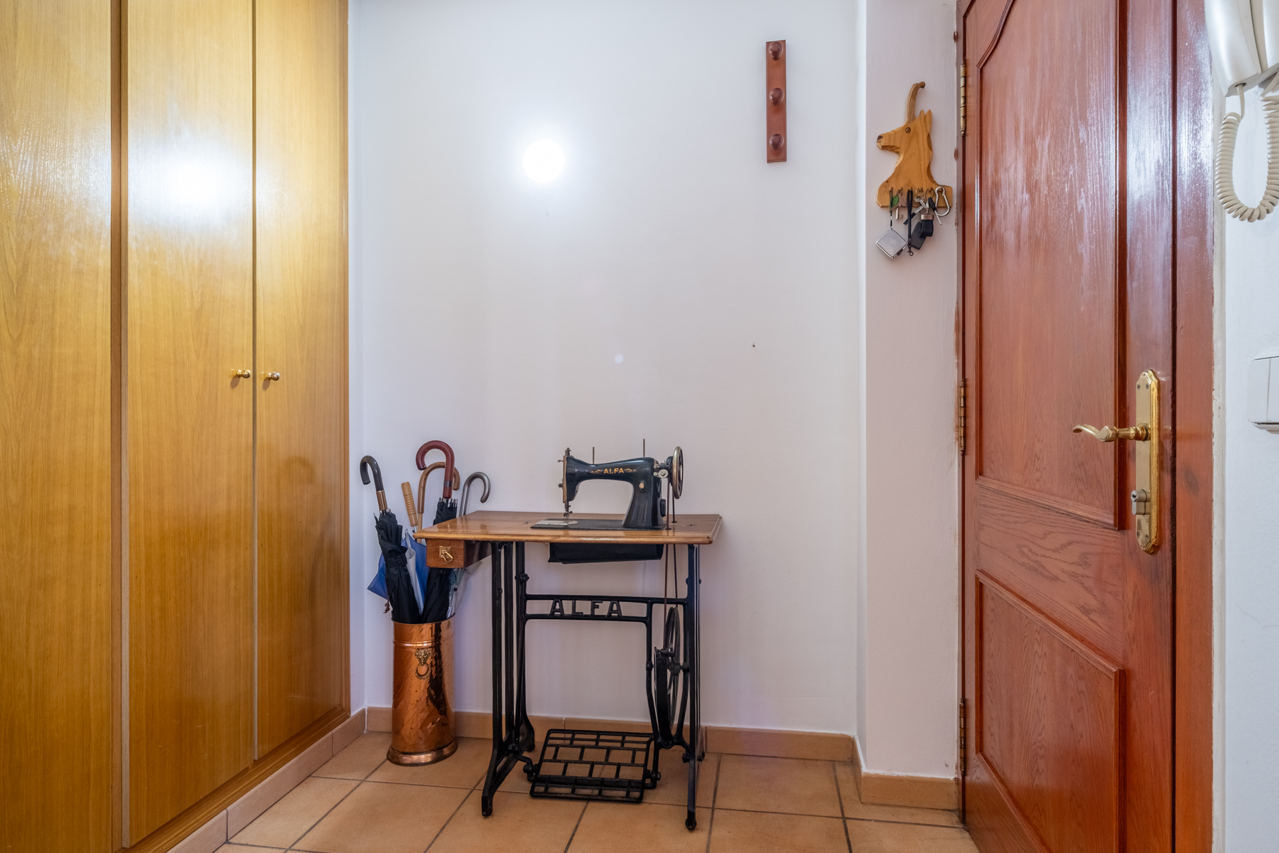 ADOSSADA + JARDÍ + TERRASSA + BOX PER A 3 COTXES 