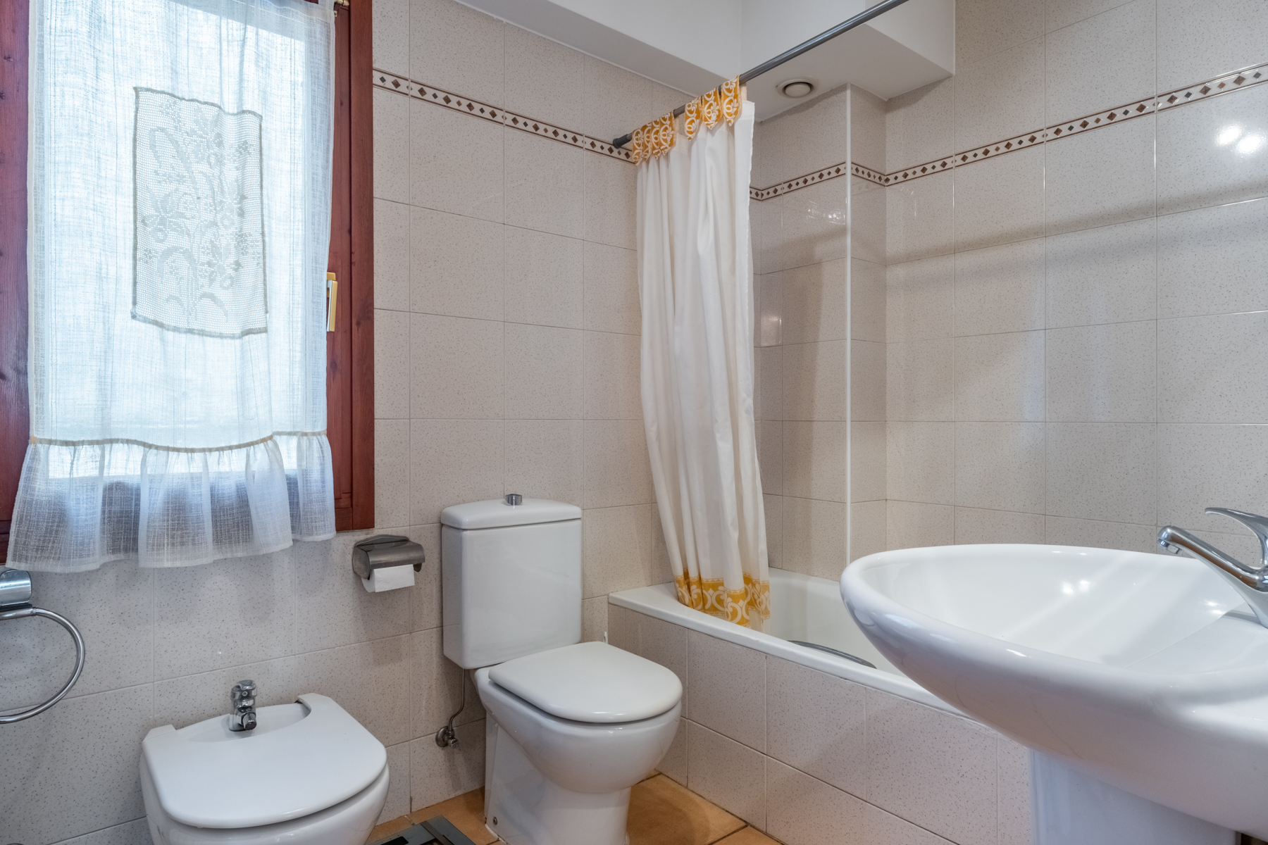 ADOSSADA + JARDÍ + TERRASSA + BOX PER A 3 COTXES 