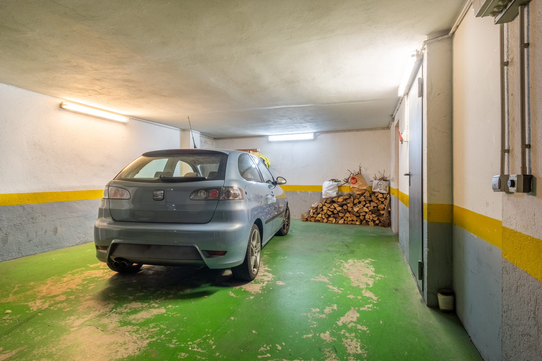 ADOSSADA + JARDÍ + TERRASSA + BOX PER A 3 COTXES 