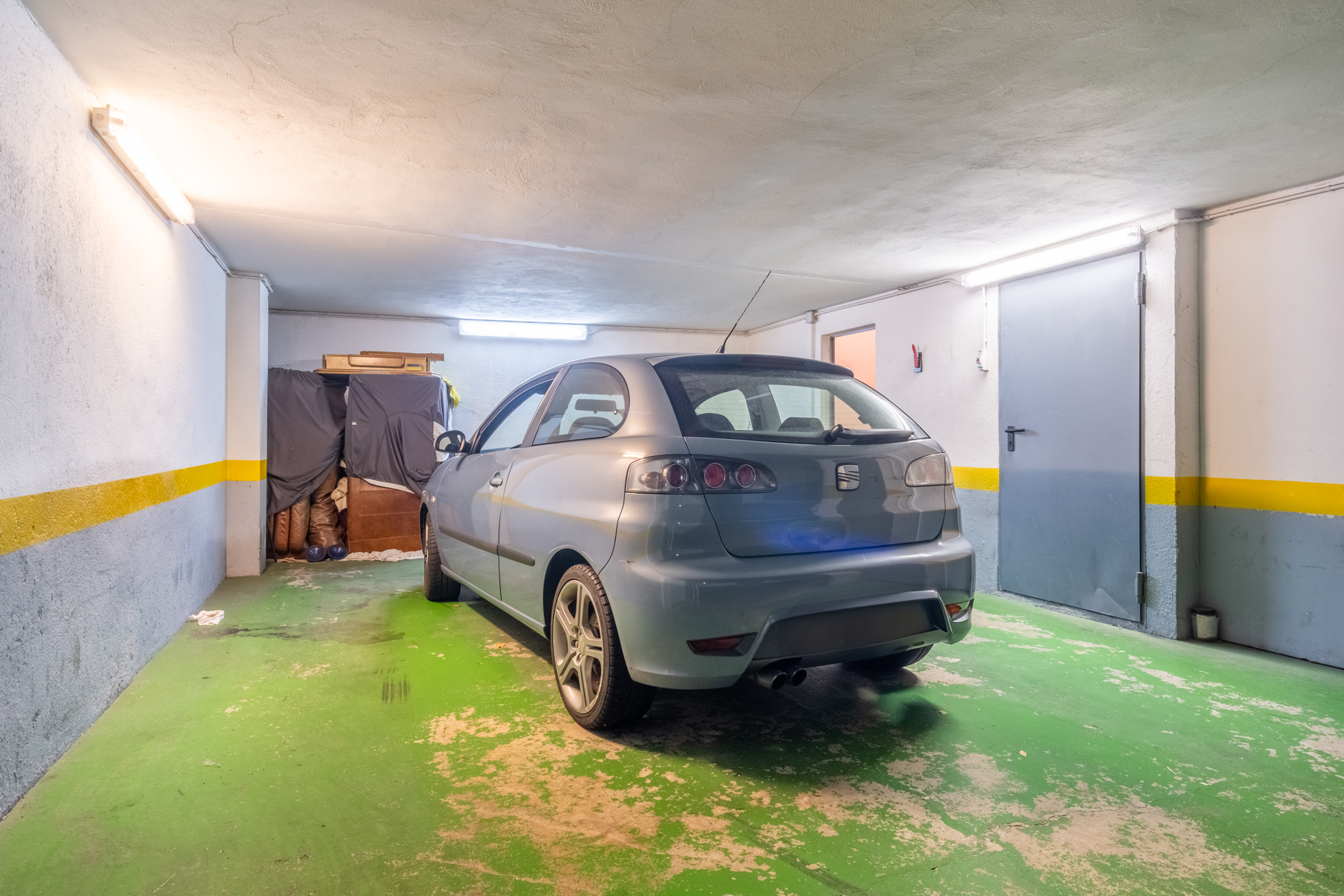 ADOSSADA + JARDÍ + TERRASSA + BOX PER A 3 COTXES 