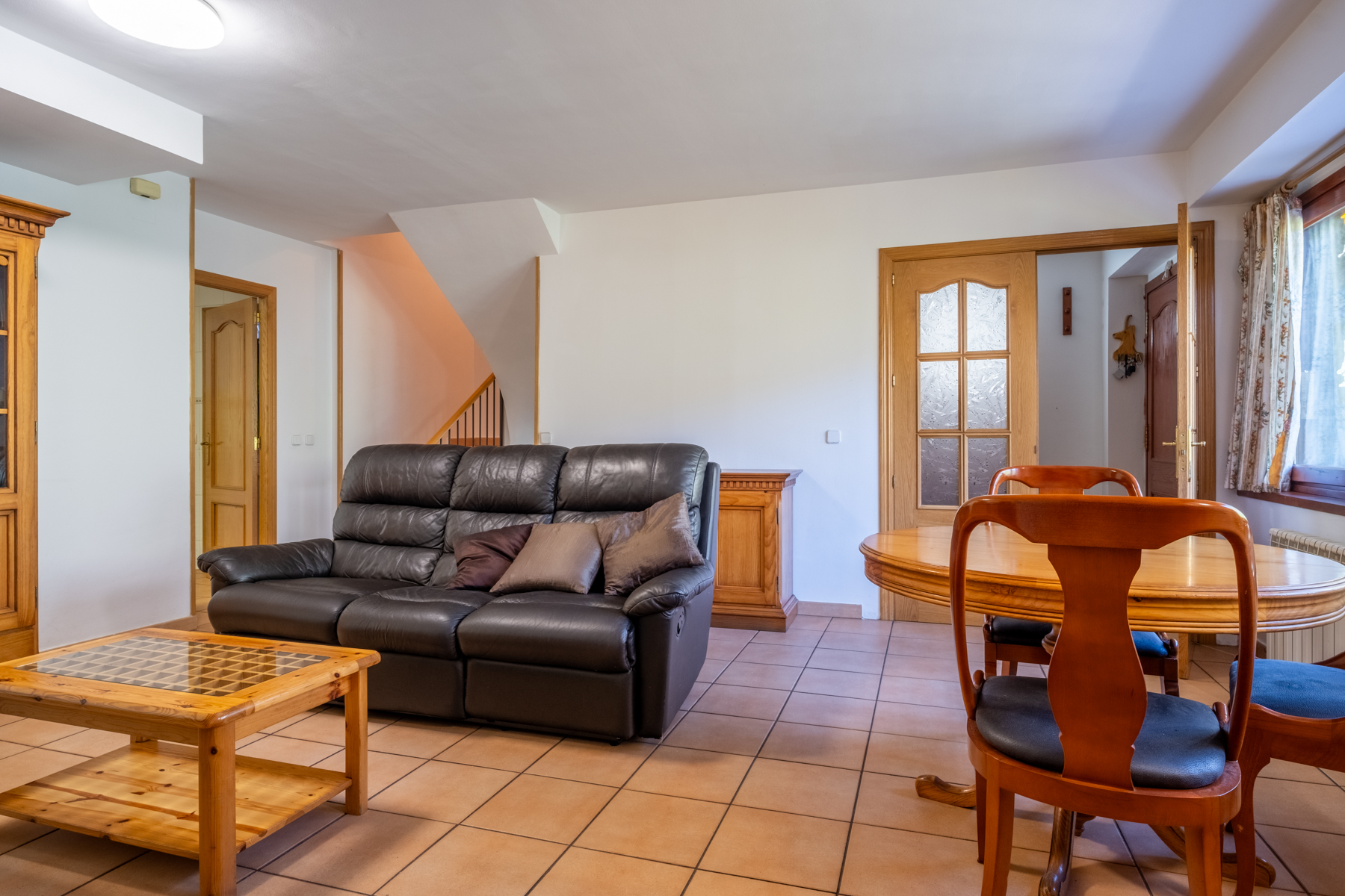 ADOSSADA + JARDÍ + TERRASSA + BOX PER A 3 COTXES 