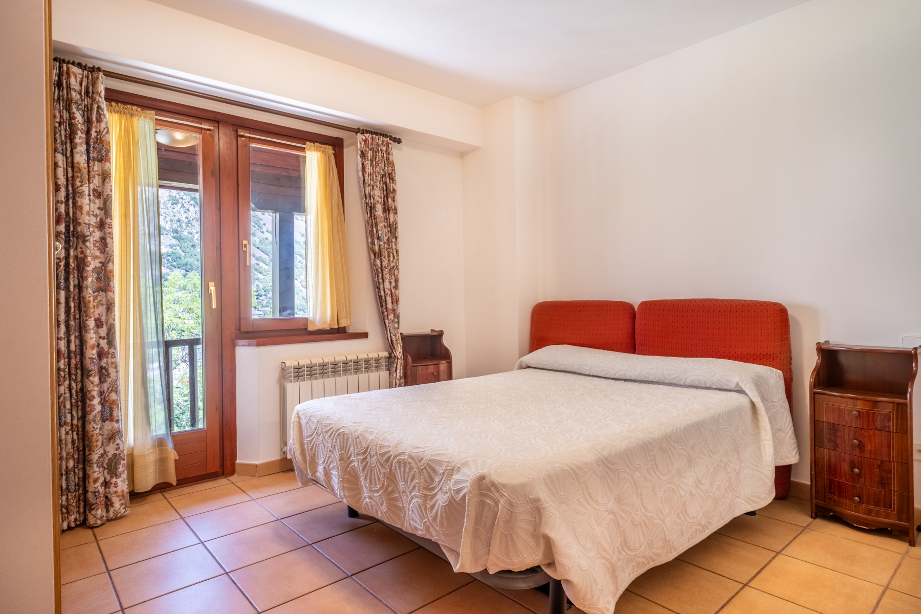 ADOSSADA + JARDÍ + TERRASSA + BOX PER A 3 COTXES 