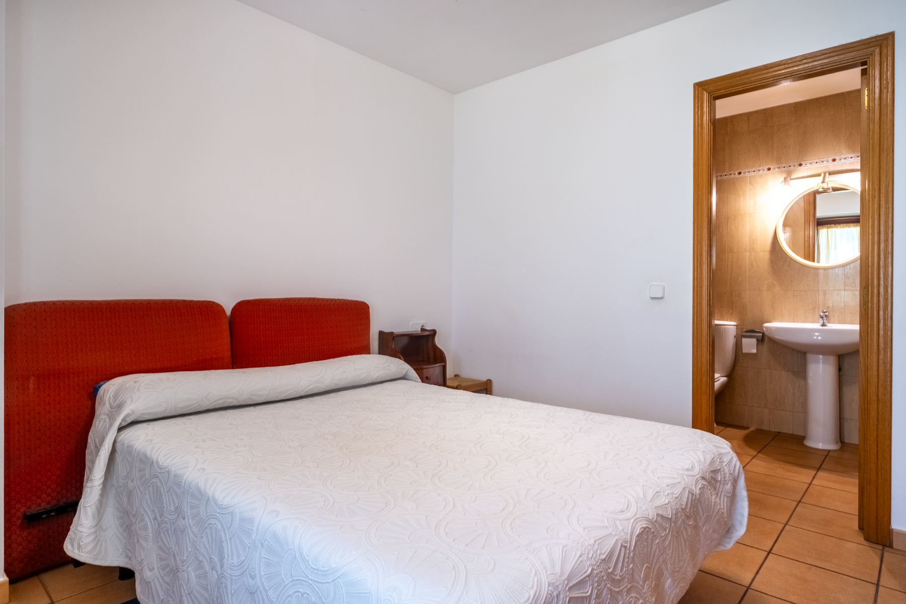 ADOSSADA + JARDÍ + TERRASSA + BOX PER A 3 COTXES 