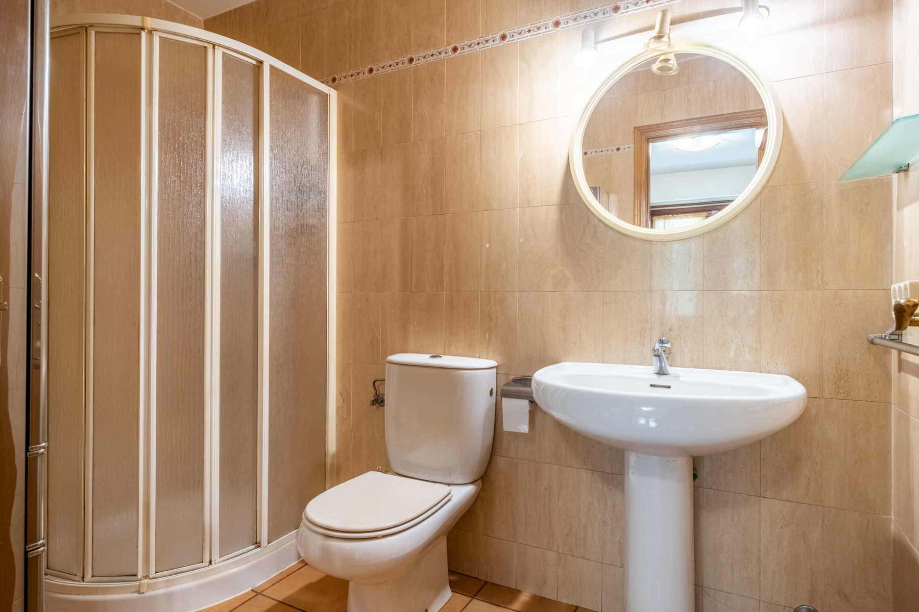 ADOSSADA + JARDÍ + TERRASSA + BOX PER A 3 COTXES 