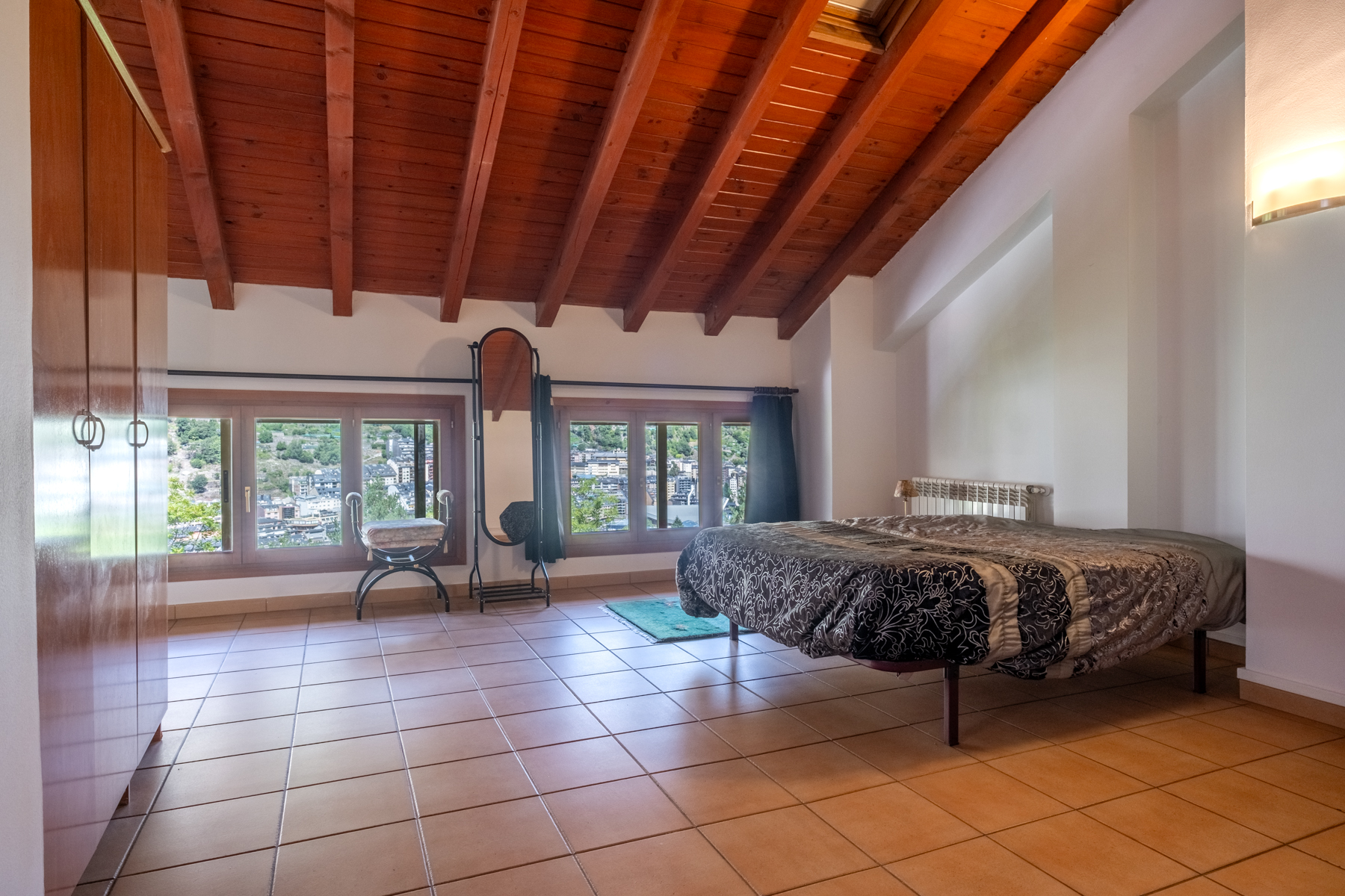 ADOSSADA + JARDÍ + TERRASSA + BOX PER A 3 COTXES 