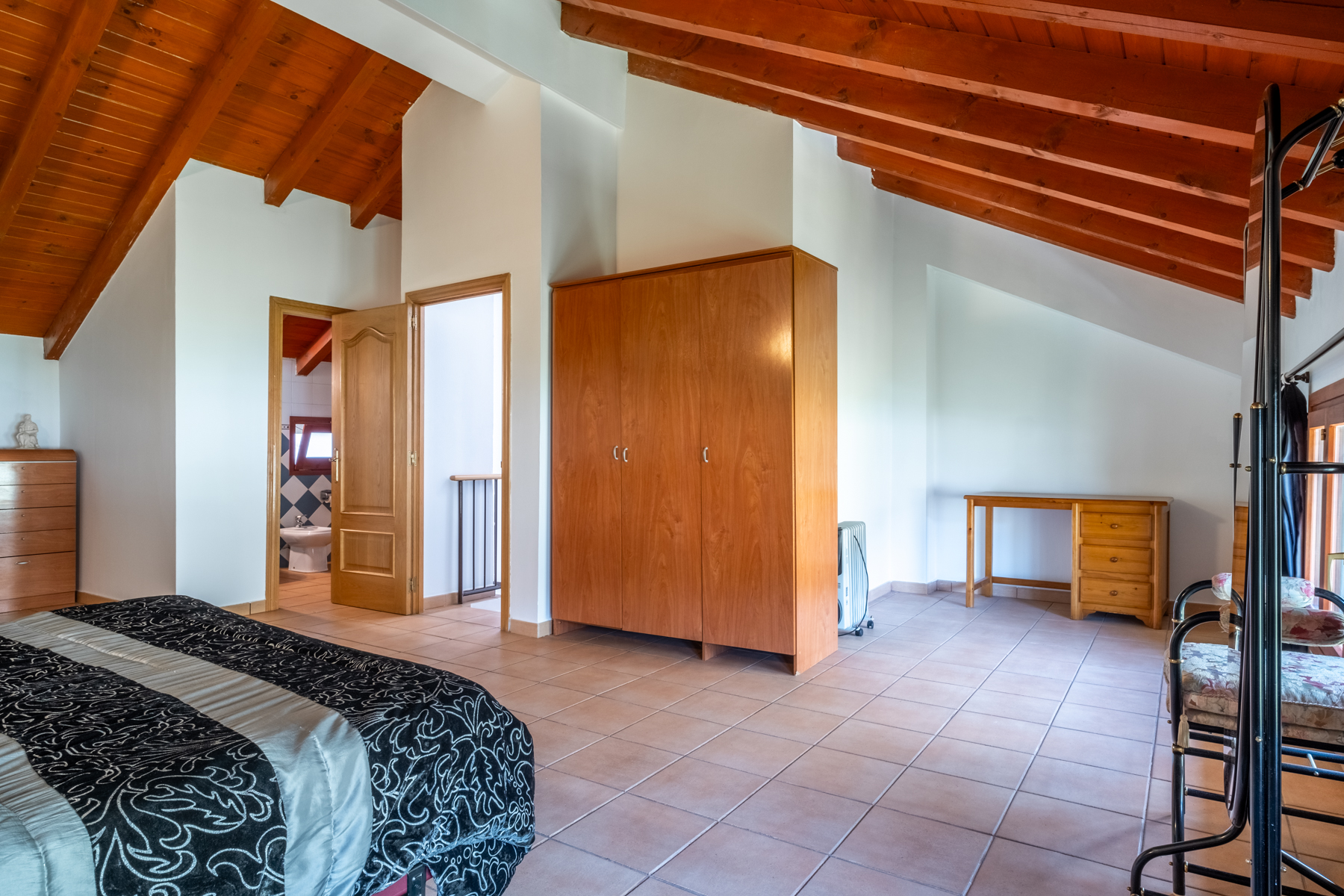 ADOSSADA + JARDÍ + TERRASSA + BOX PER A 3 COTXES 