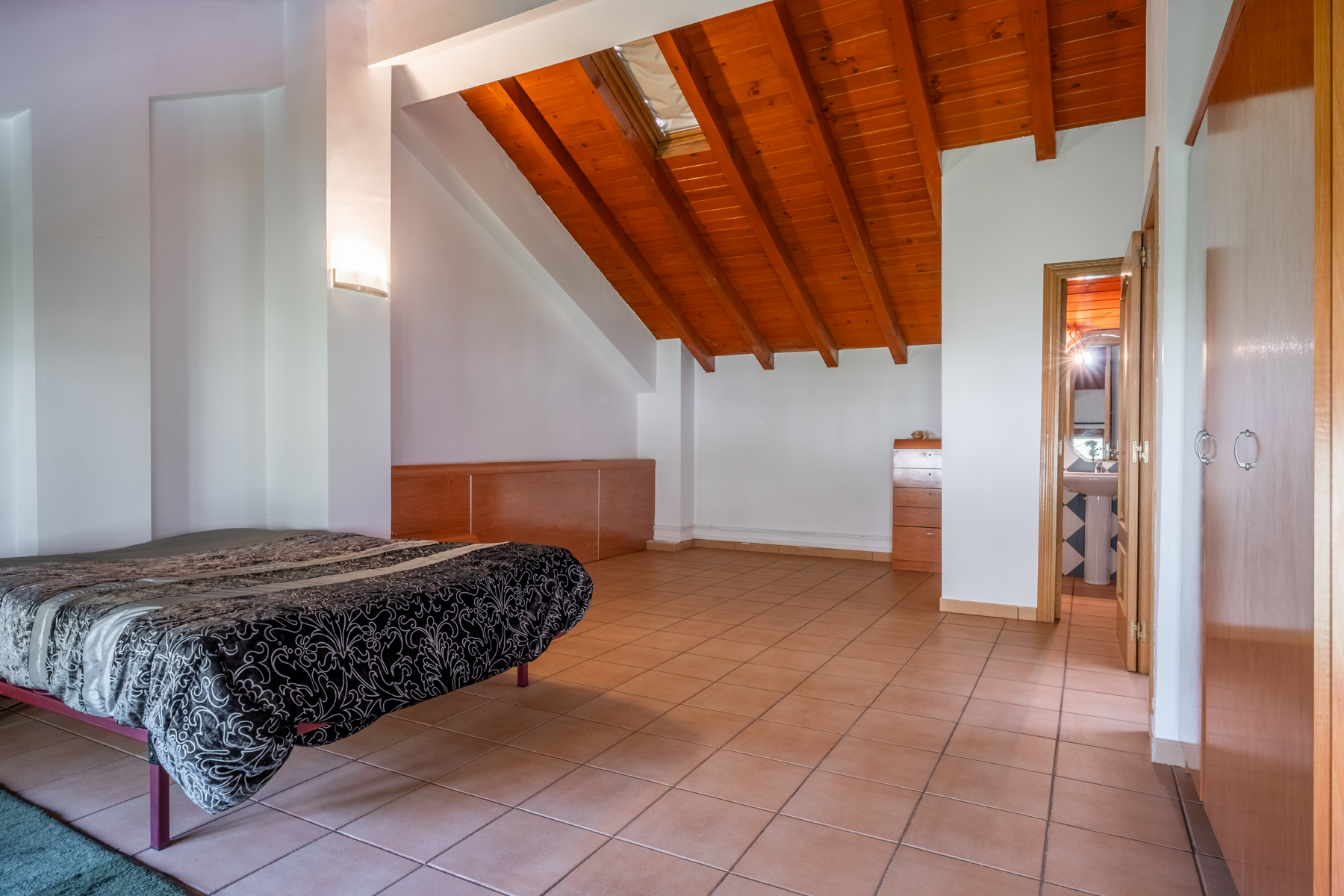 ADOSSADA + JARDÍ + TERRASSA + BOX PER A 3 COTXES 