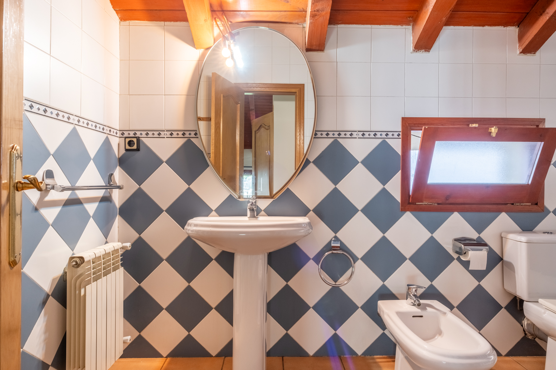 ADOSSADA + JARDÍ + TERRASSA + BOX PER A 3 COTXES 