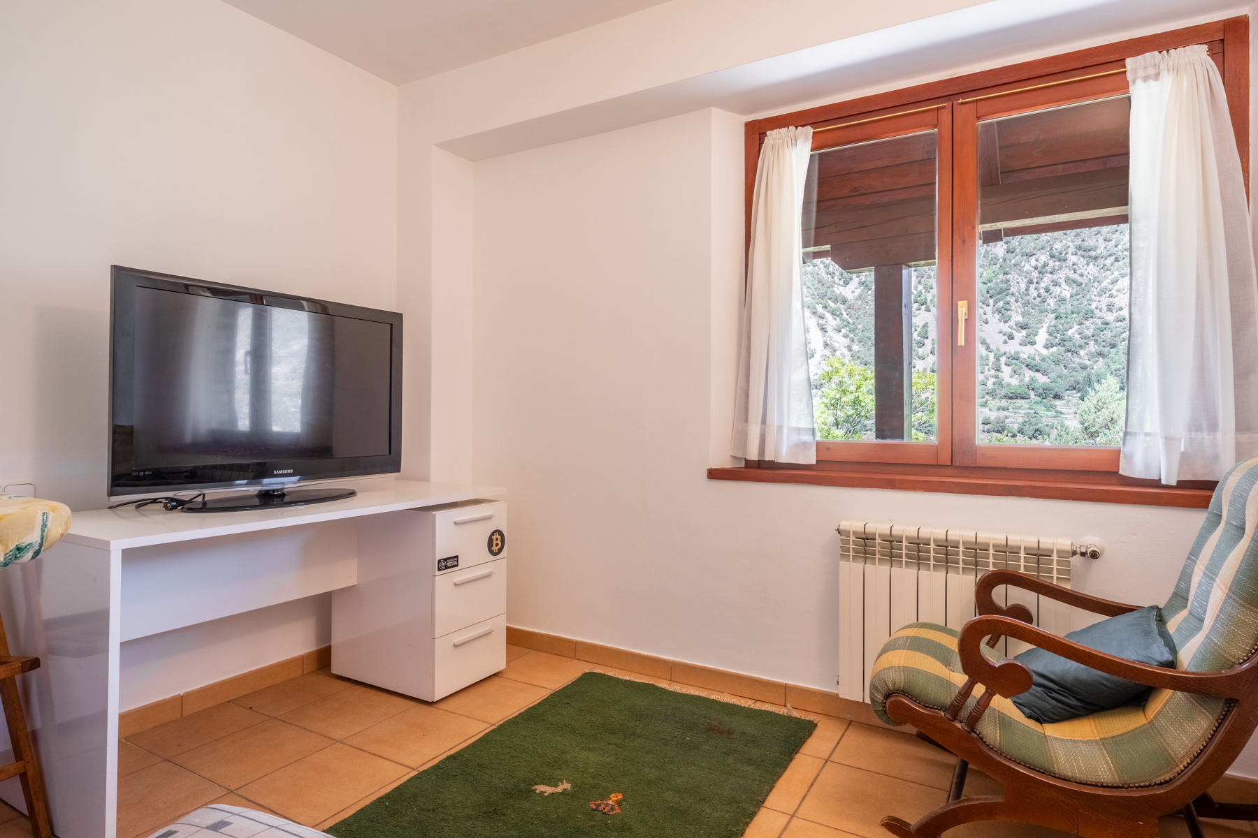 ADOSSADA + JARDÍ + TERRASSA + BOX PER A 3 COTXES 