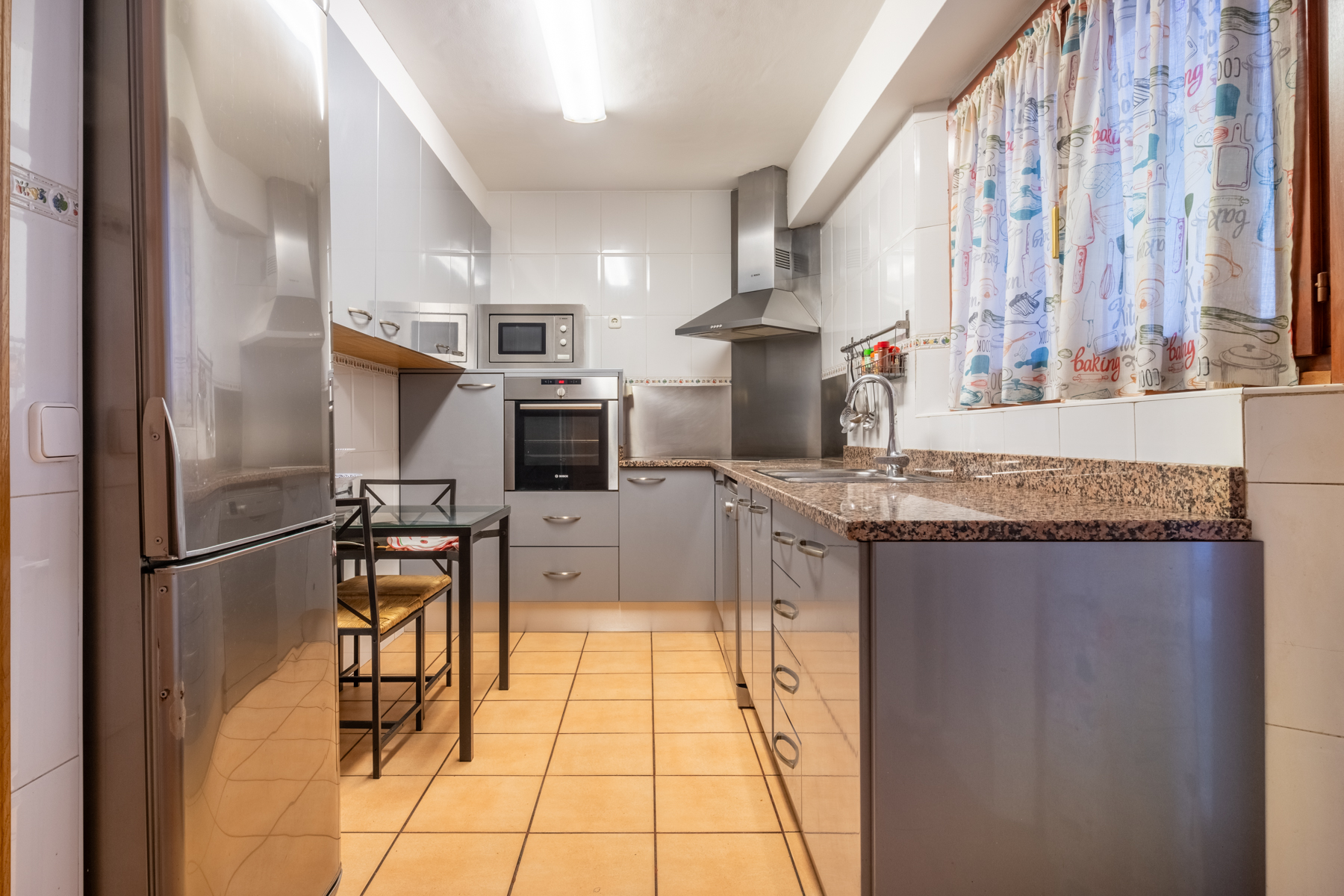 ADOSSADA + JARDÍ + TERRASSA + BOX PER A 3 COTXES 