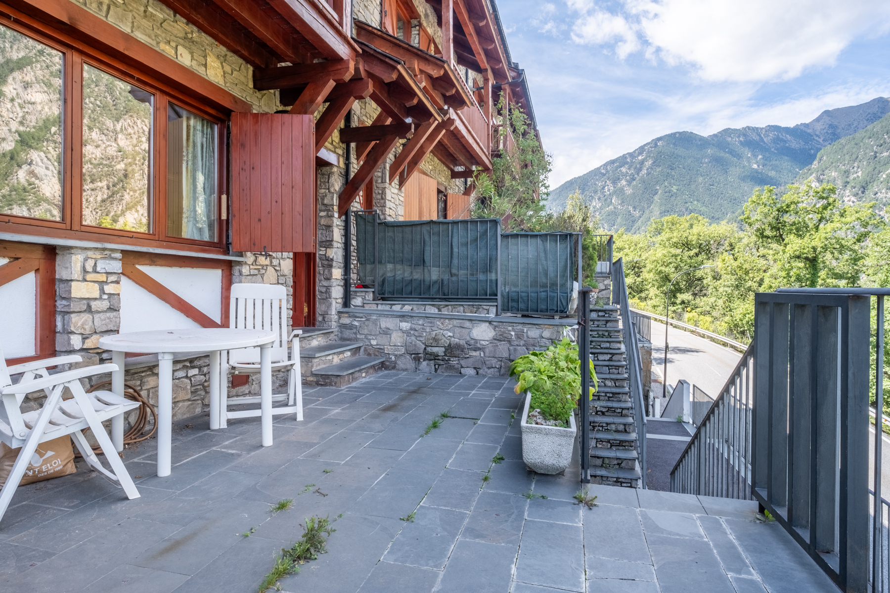 ADOSSADA + JARDÍ + TERRASSA + BOX PER A 3 COTXES 