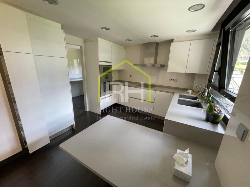 VENUT !!!!!!Sota àtic de 150m2 amb terrassa