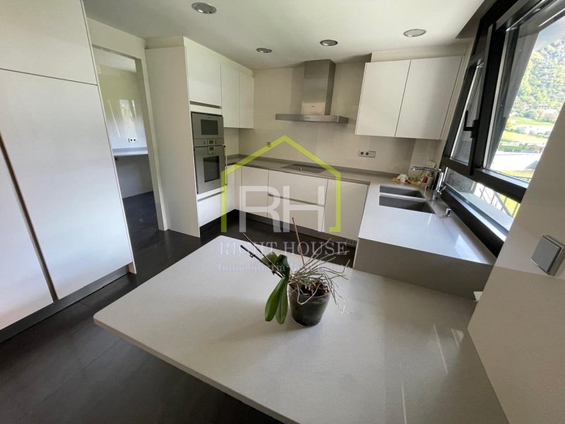 VENUT !!!!!!Sota àtic de 150m2 amb terrassa